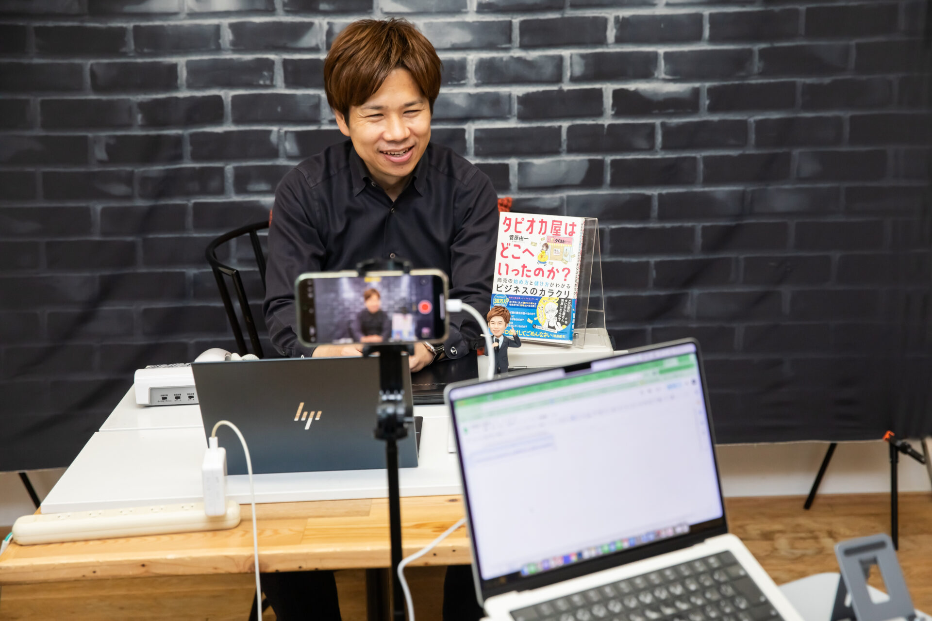 『脱・税理士スガワラくん』チャンネル登録者数100万人突破を記念したインタビュー記事を公開の写真